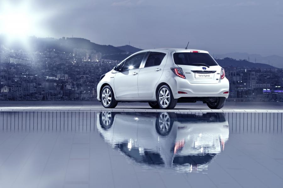  Toyota Yaris Hybrid 2012 года  (фото 18 из 35)
